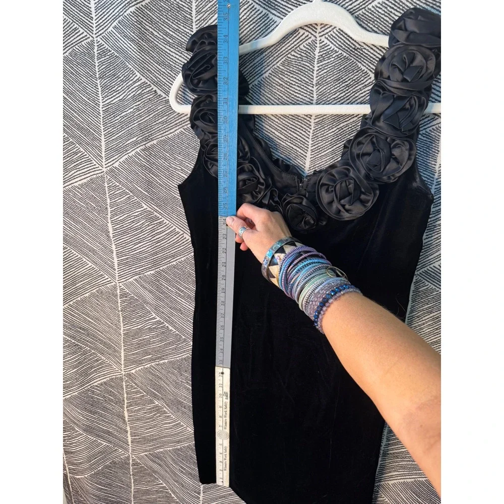 Vintage Black Velvet Cocktail Dress with satin rose appliqué Sz S‎